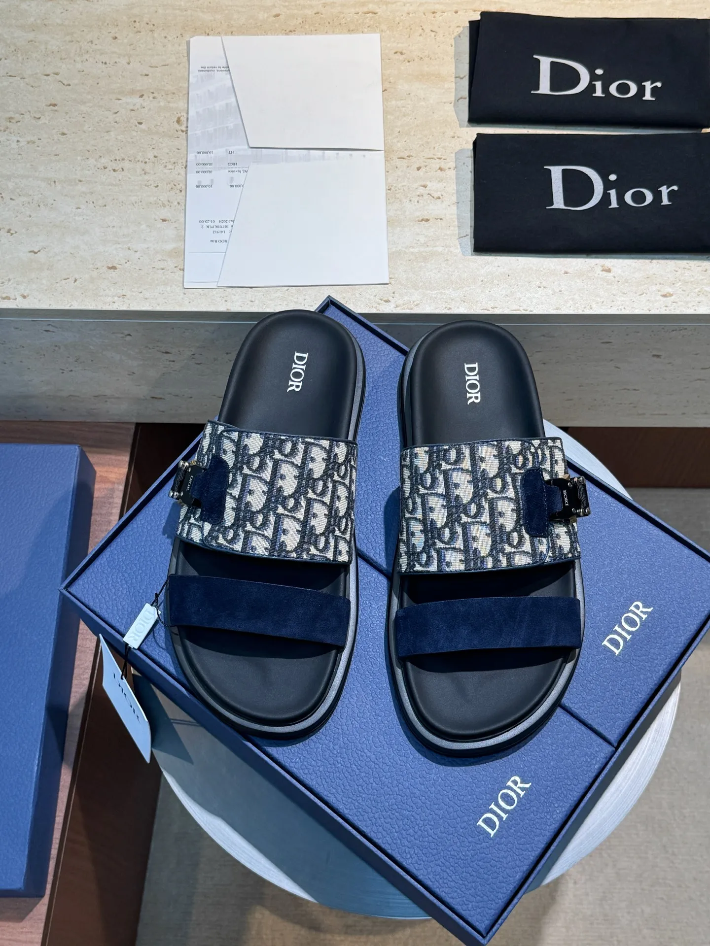 Factory price: 340💰Djia Aqua men's slippers and sandals, Dior's Aqua sandals are elegant and casual. The cross-strap design is reinterpreted in CD Diamond canvas, inspired by the brand's archives. Finished with a branded logo and tonal notch sole, they can be worn easily with shorts or jeans for a sophisticated look. Cowhide spliced ​​canvas + cowhide lining + rubber outsole Size: 39-44 (38 45 customized)